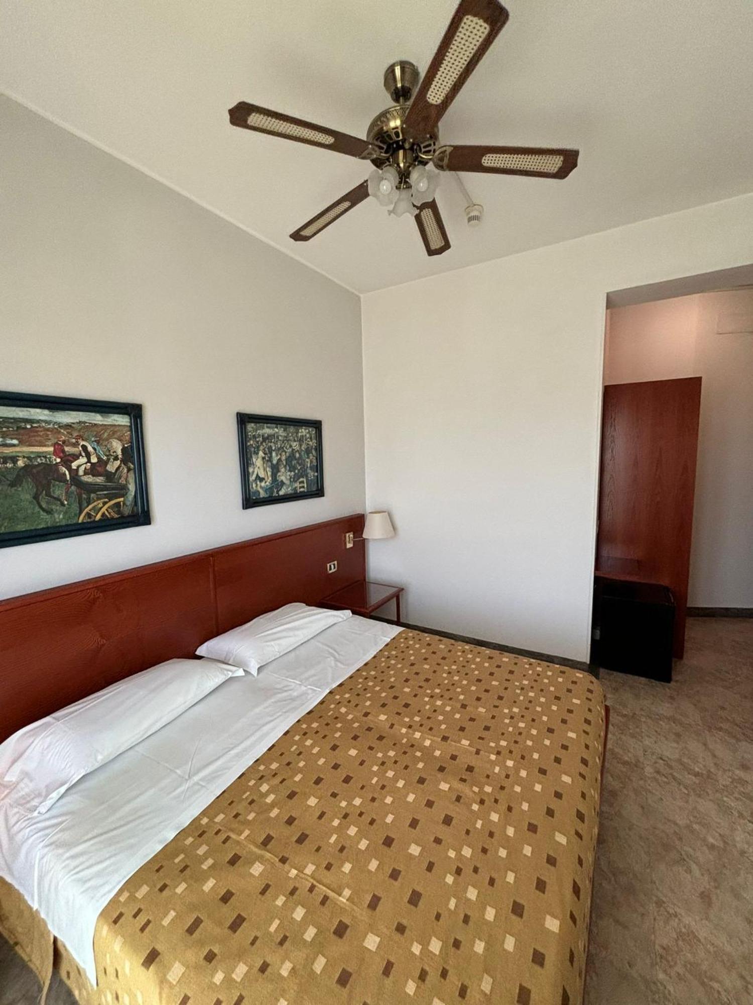 Hotel Spiaggia Pesaro Zimmer foto
