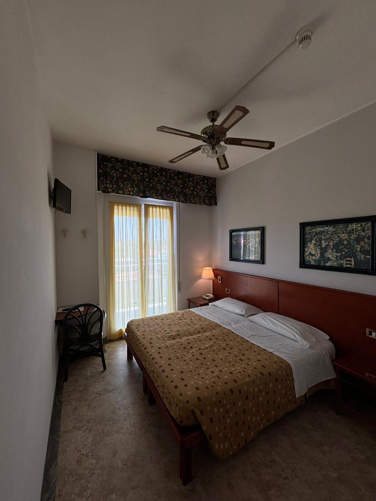 Hotel Spiaggia Pesaro Zimmer foto